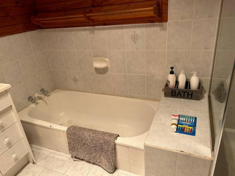 Family 3-bedroom Everton Hills Apartment *