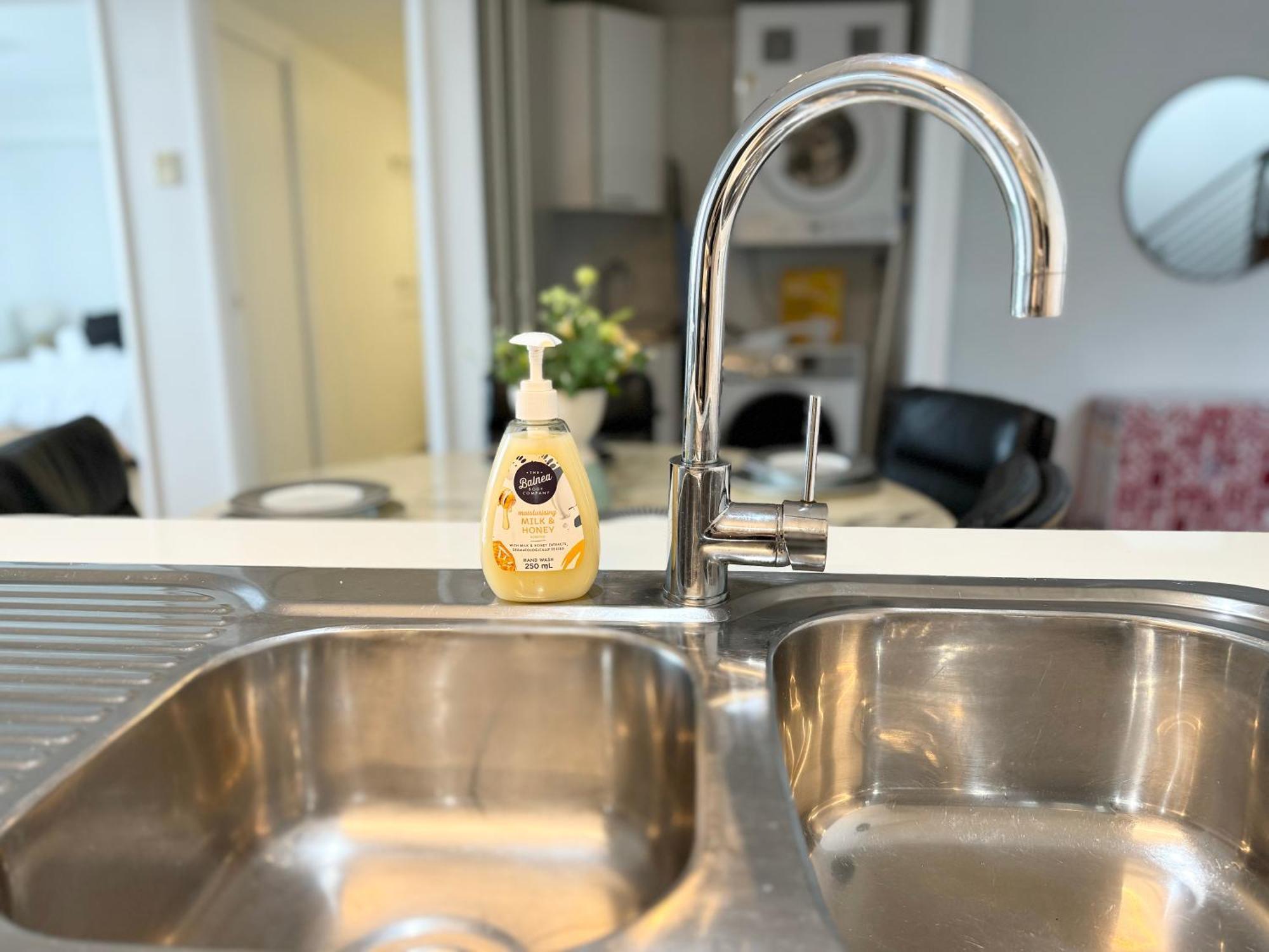 Apartment Spacious Newly Renovated 3-bedroom Opposite Westfield Chermside *