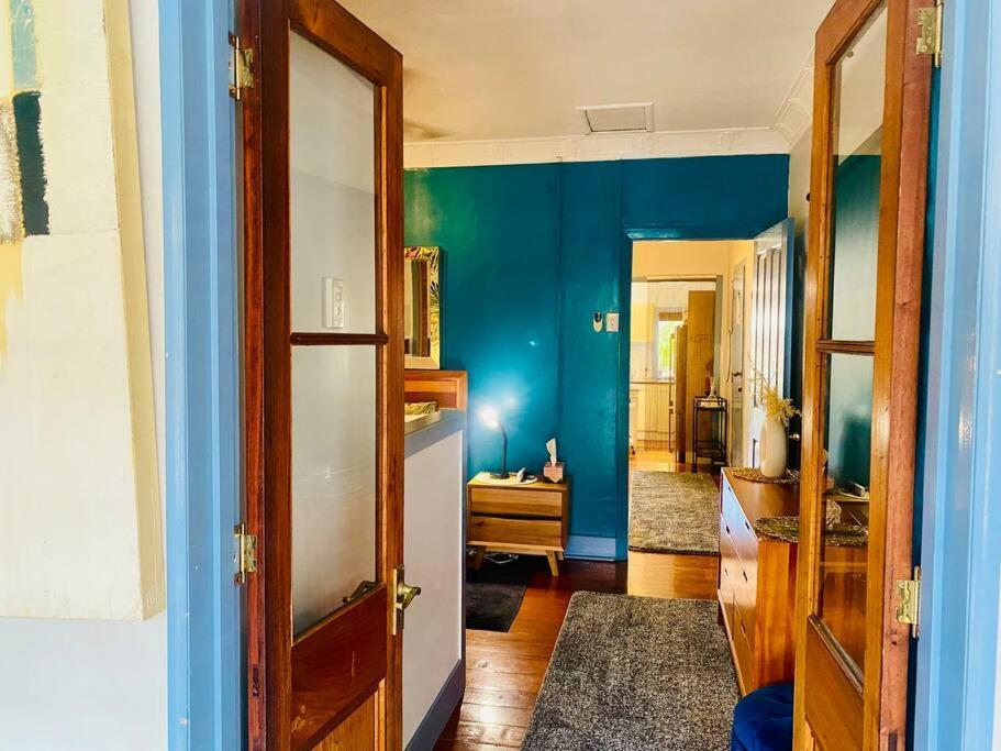 Art Deco Retreat, Shops & Cafes, Public Street Parking