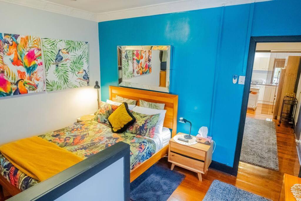 Art Deco Retreat, Shops & Cafes, Public Street Parking Brisbane