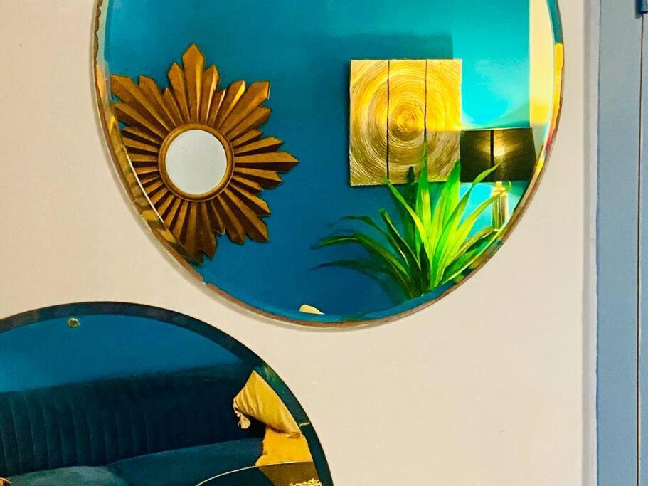 Apartment Art Deco Retreat, Shops & Cafes, Public Street Parking