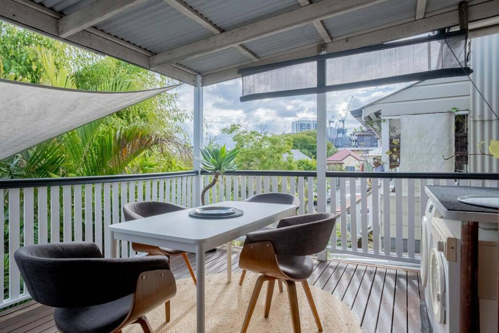 Apartment Art Deco Retreat, Shops & Cafes, Public Street Parking