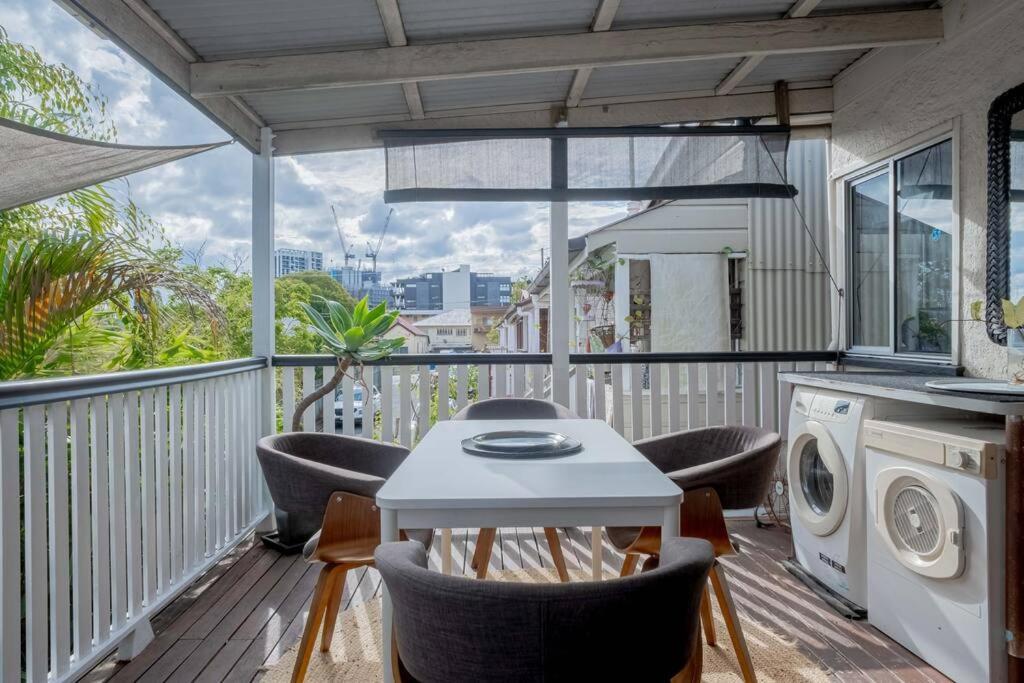Art Deco Retreat, Shops & Cafes, Public Street Parking Brisbane
