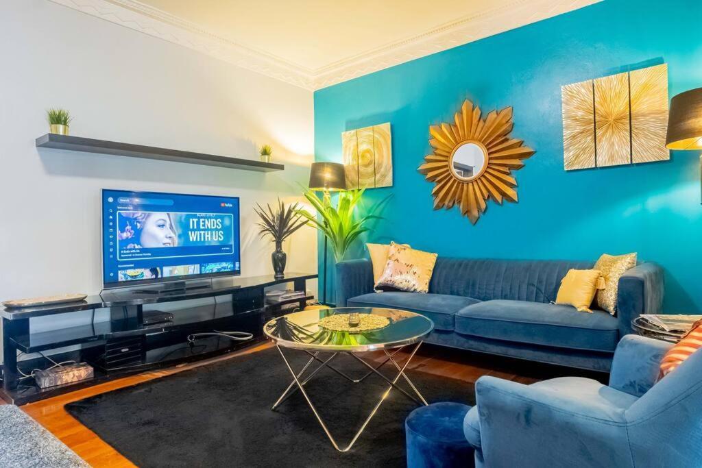 Art Deco Retreat, Shops & Cafes, Public Street Parking *
