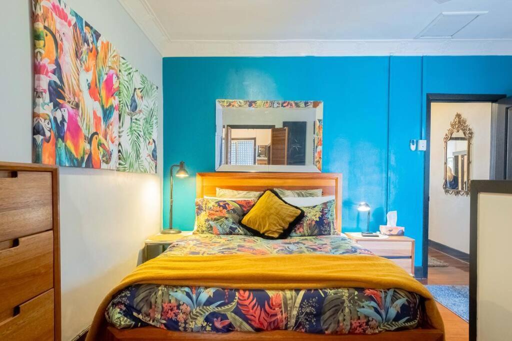 Art Deco Retreat, Shops & Cafes, Public Street Parking Apartment *