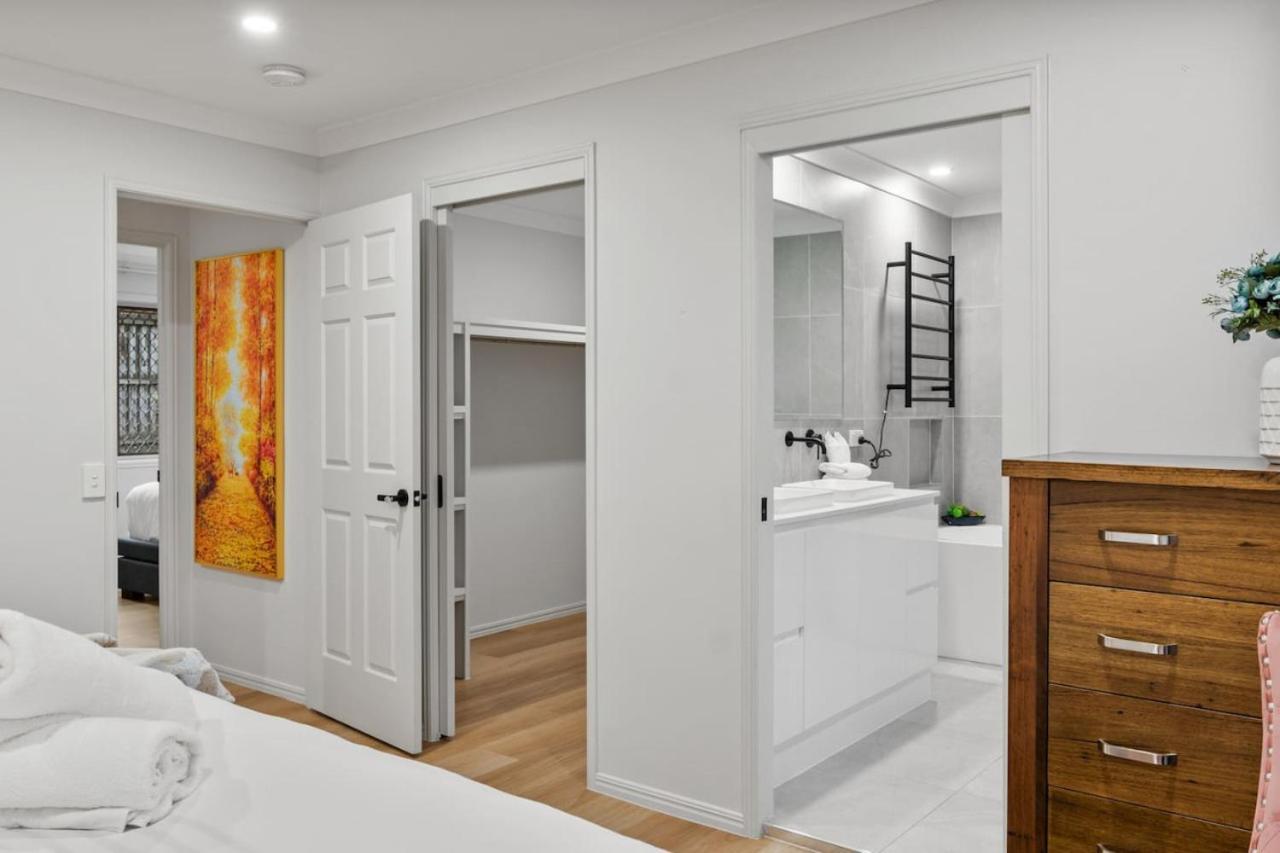 Holiday home Stunning 5br Big Modern With Parking Malls And Parks Brisbane