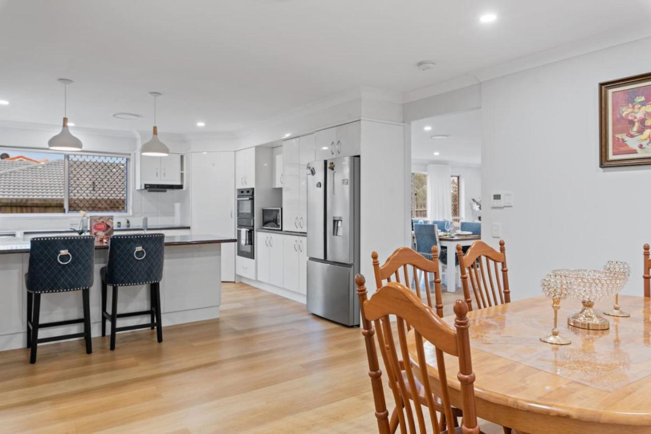 Stunning 5br Big Modern With Parking Malls And Parks Holiday home