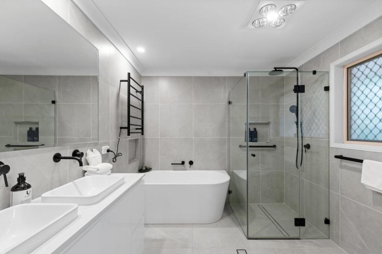 Stunning 5br Big Modern With Parking Malls And Parks Holiday home *