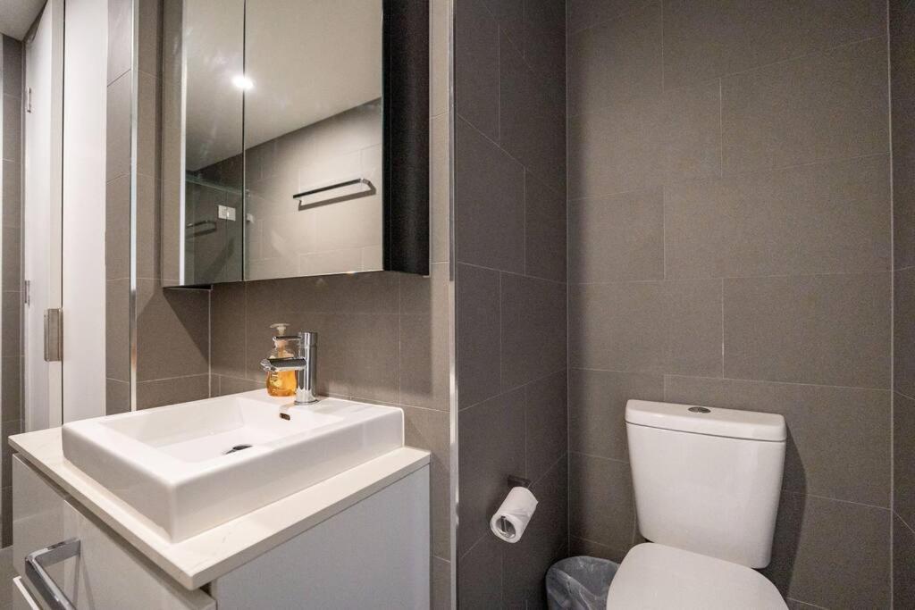 2br - Pool, Gym & Big Balcony Brisbane
