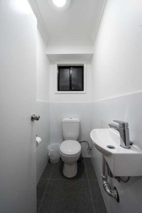 2br With Outdoor Deck With Nearby M10 * Brisbane