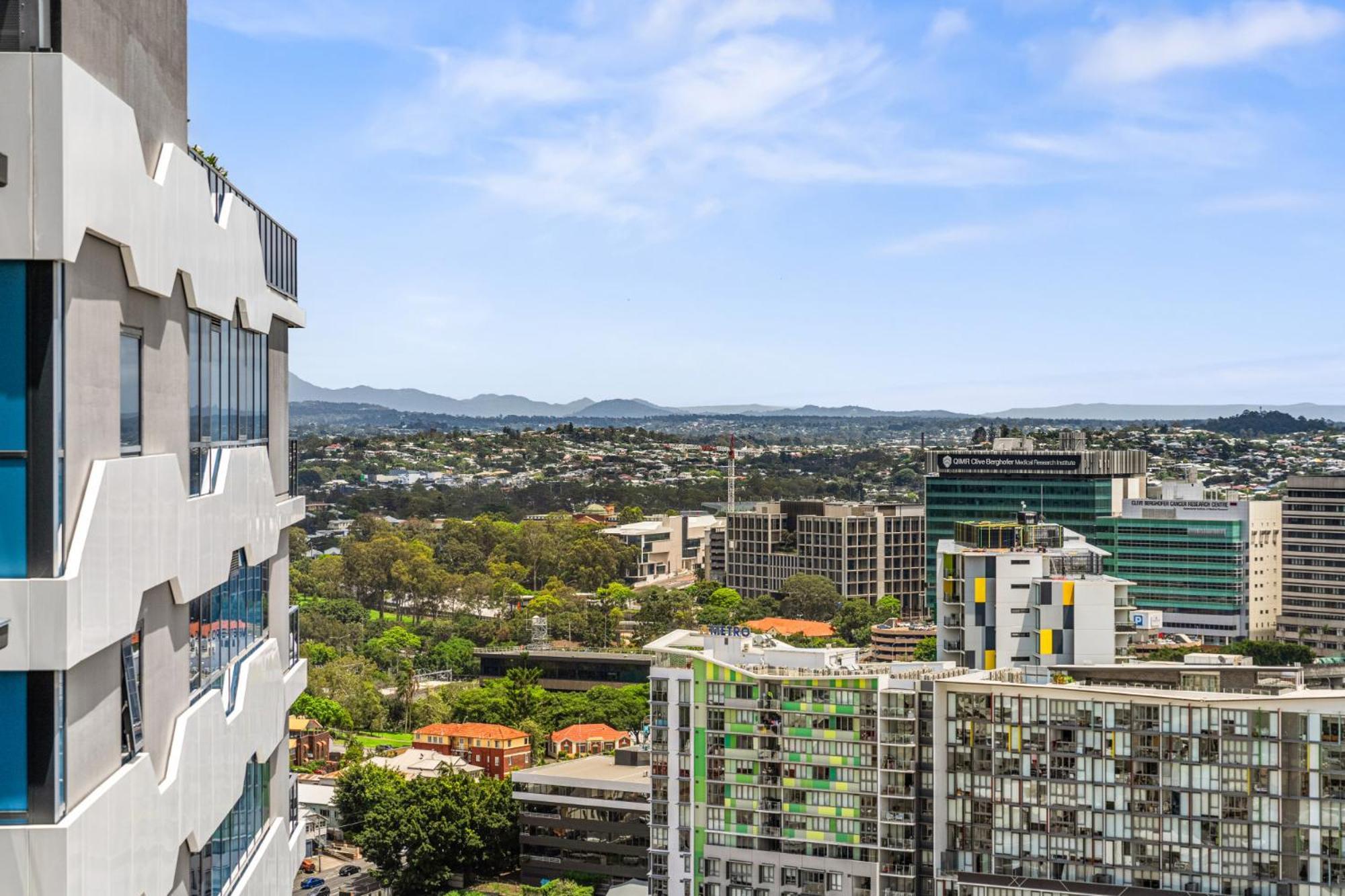 Sleek 1-bed With Rooftop Pool
