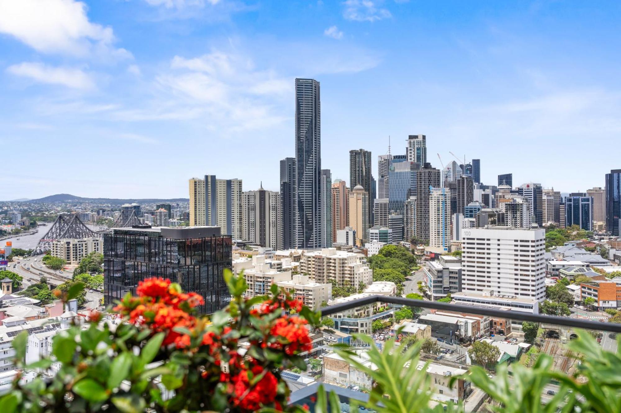 Sleek 1-bed With Rooftop Pool *