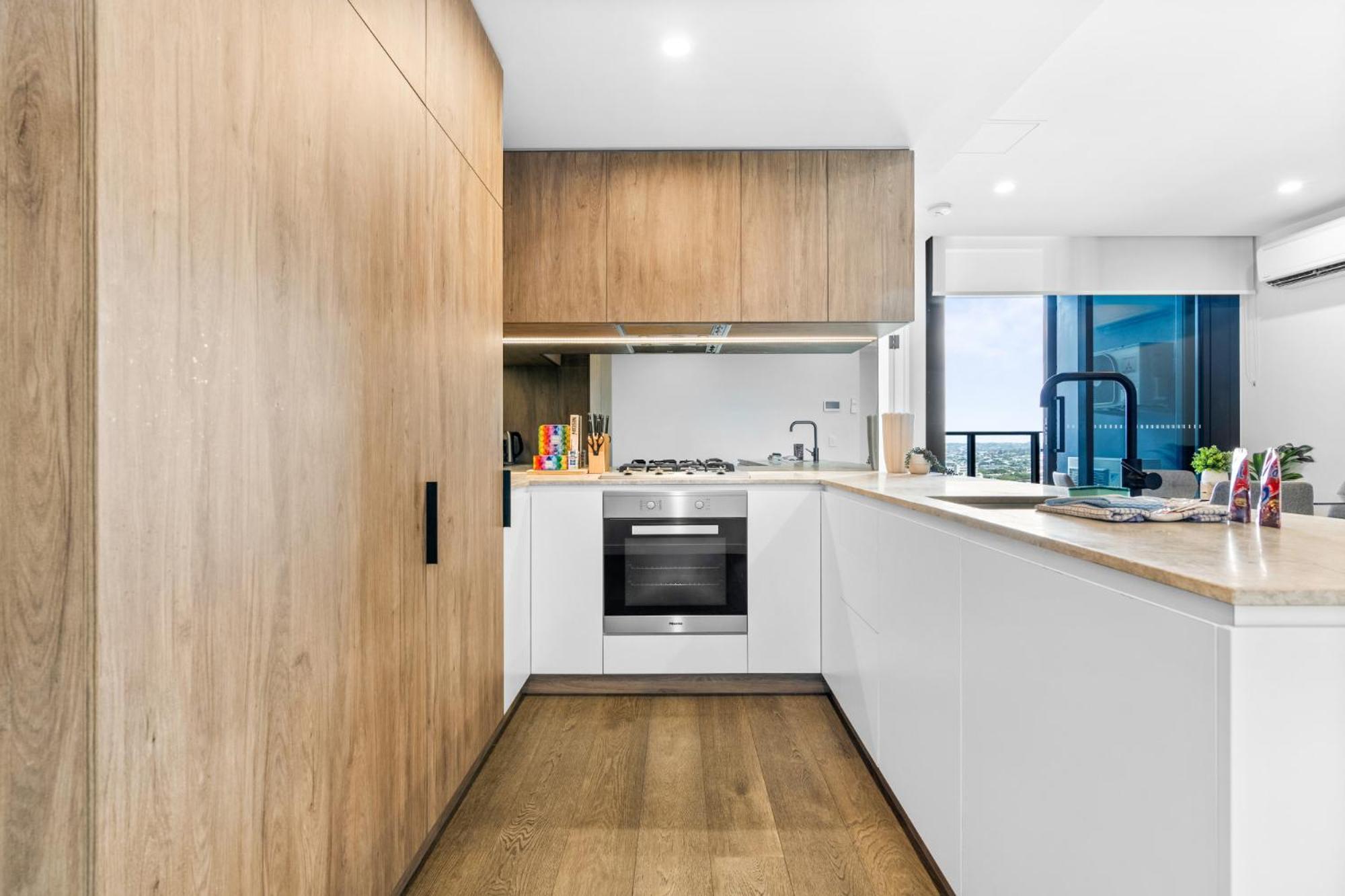 Sleek 1-bed With Rooftop Pool *