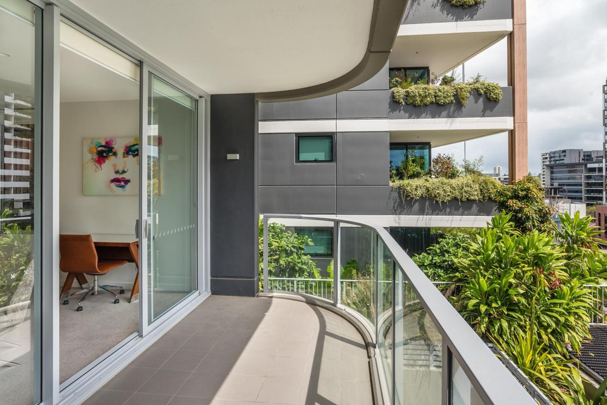 Apartment Modern 2 Bedroom With Parking South *