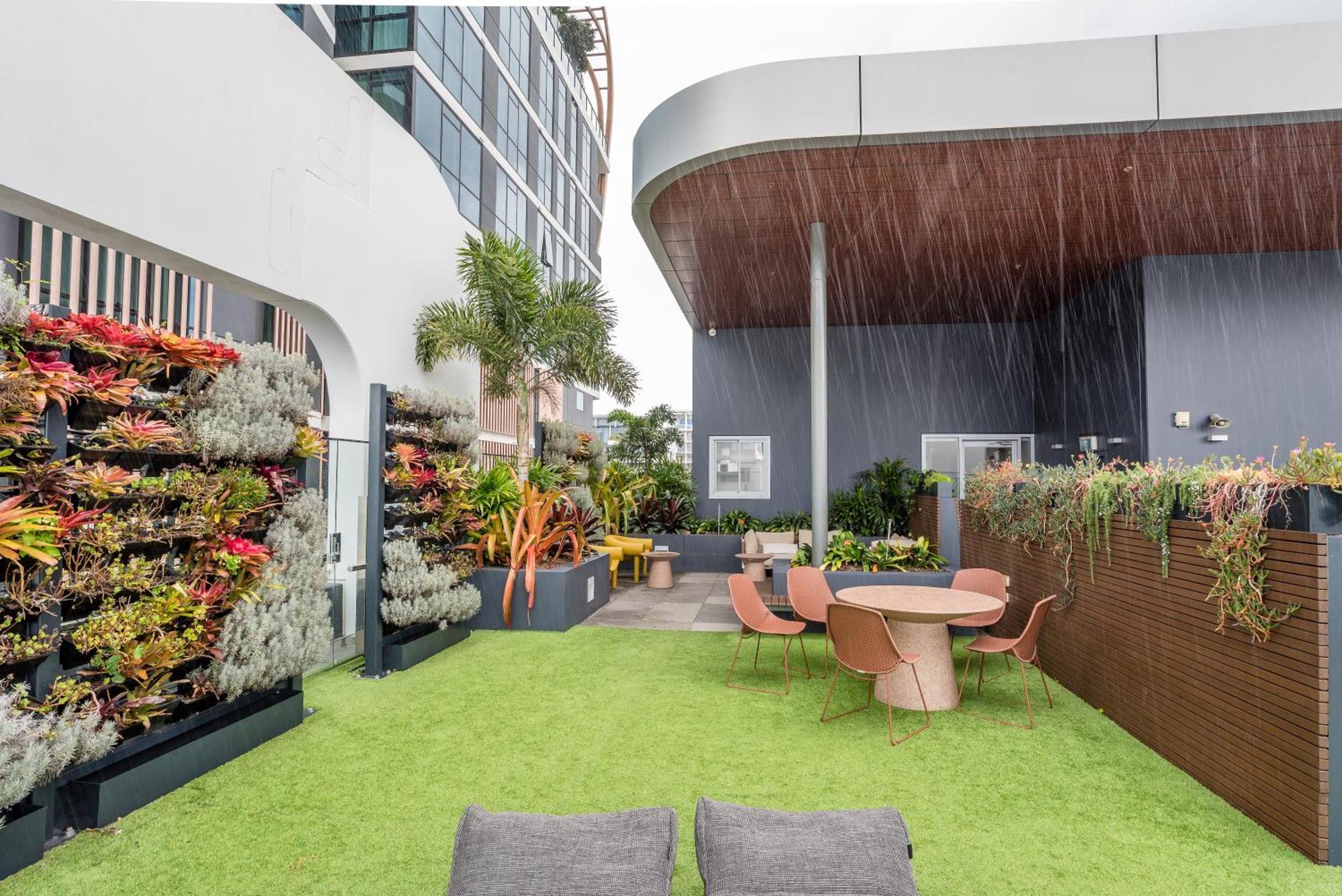 Modern 2 Bedroom With Parking South