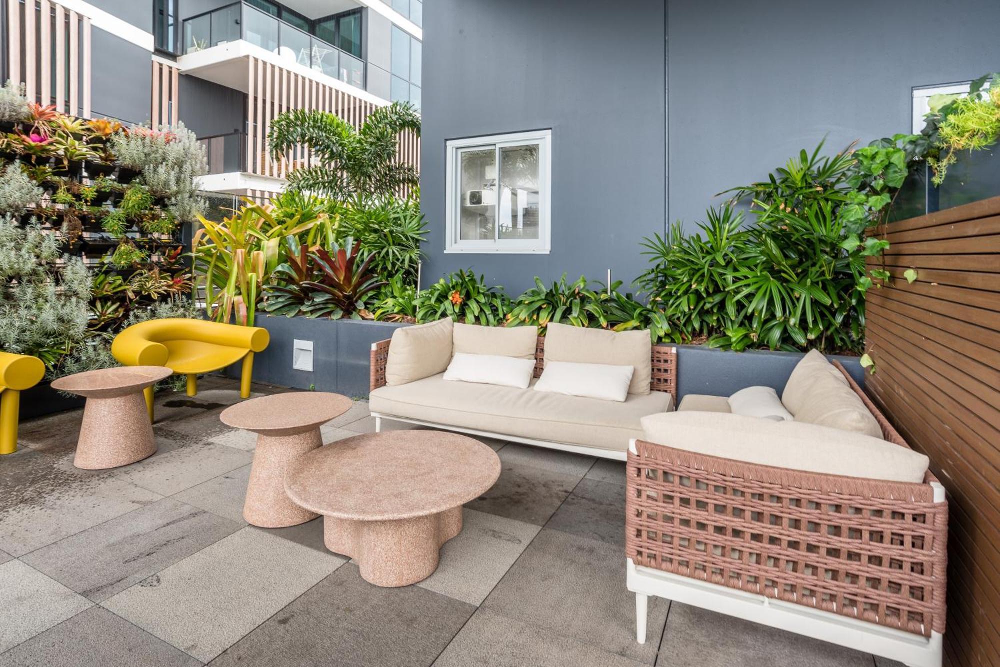 Modern 2 Bedroom With Parking South Apartment *