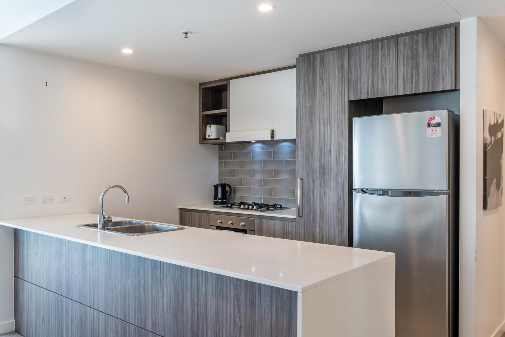 Modern 2 Bedroom With Parking South Apartment *