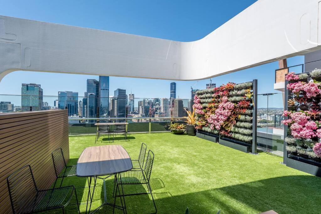 Modern 2 Bedroom With Parking South Apartment
