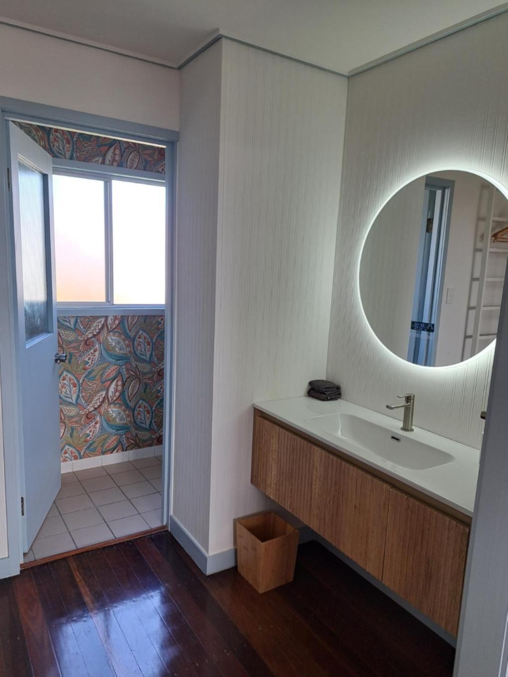 Bed & Breakfast 1960s Pool House - Hosted