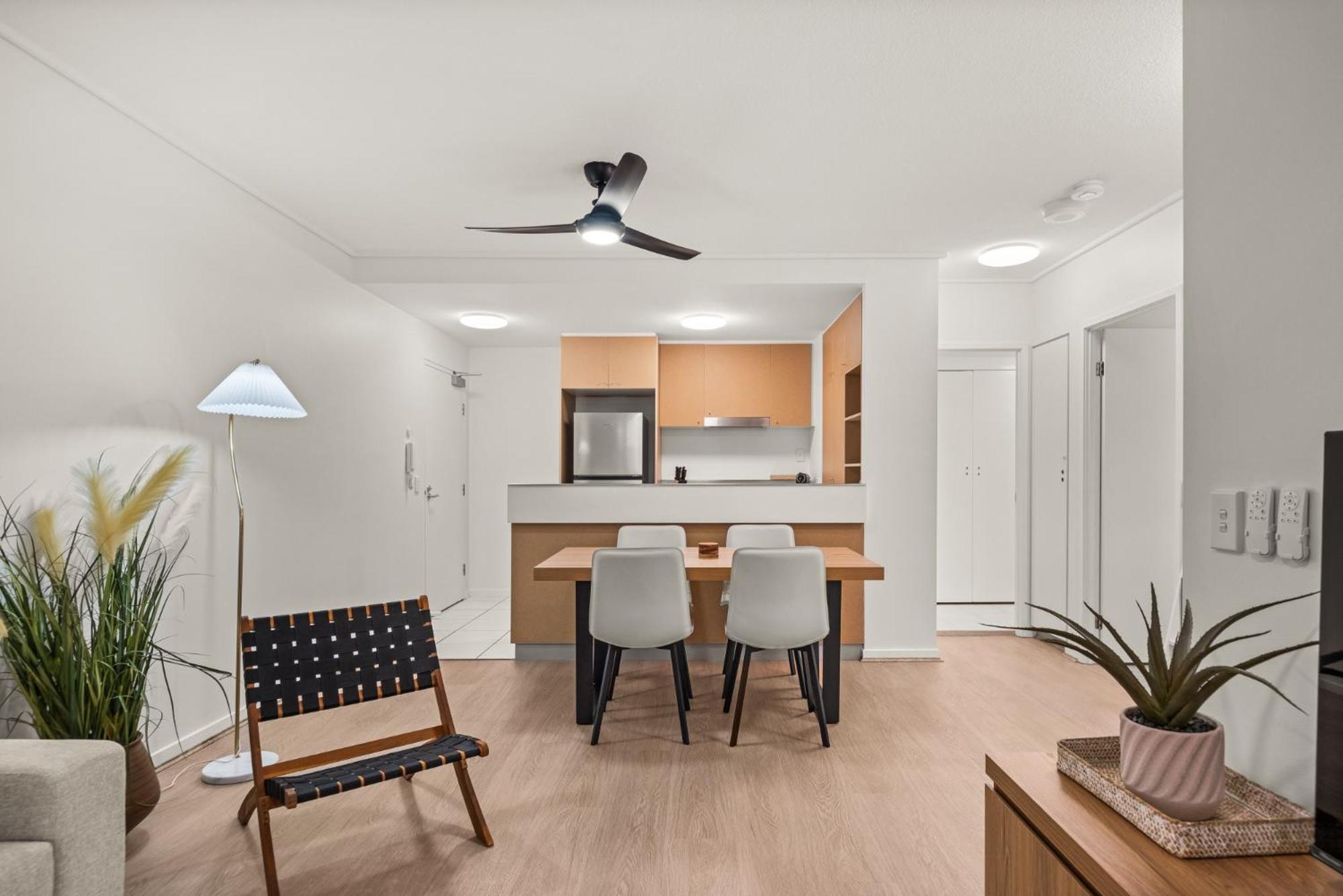Vibrant 2-bed With Pool And Gym Access Apartment *
