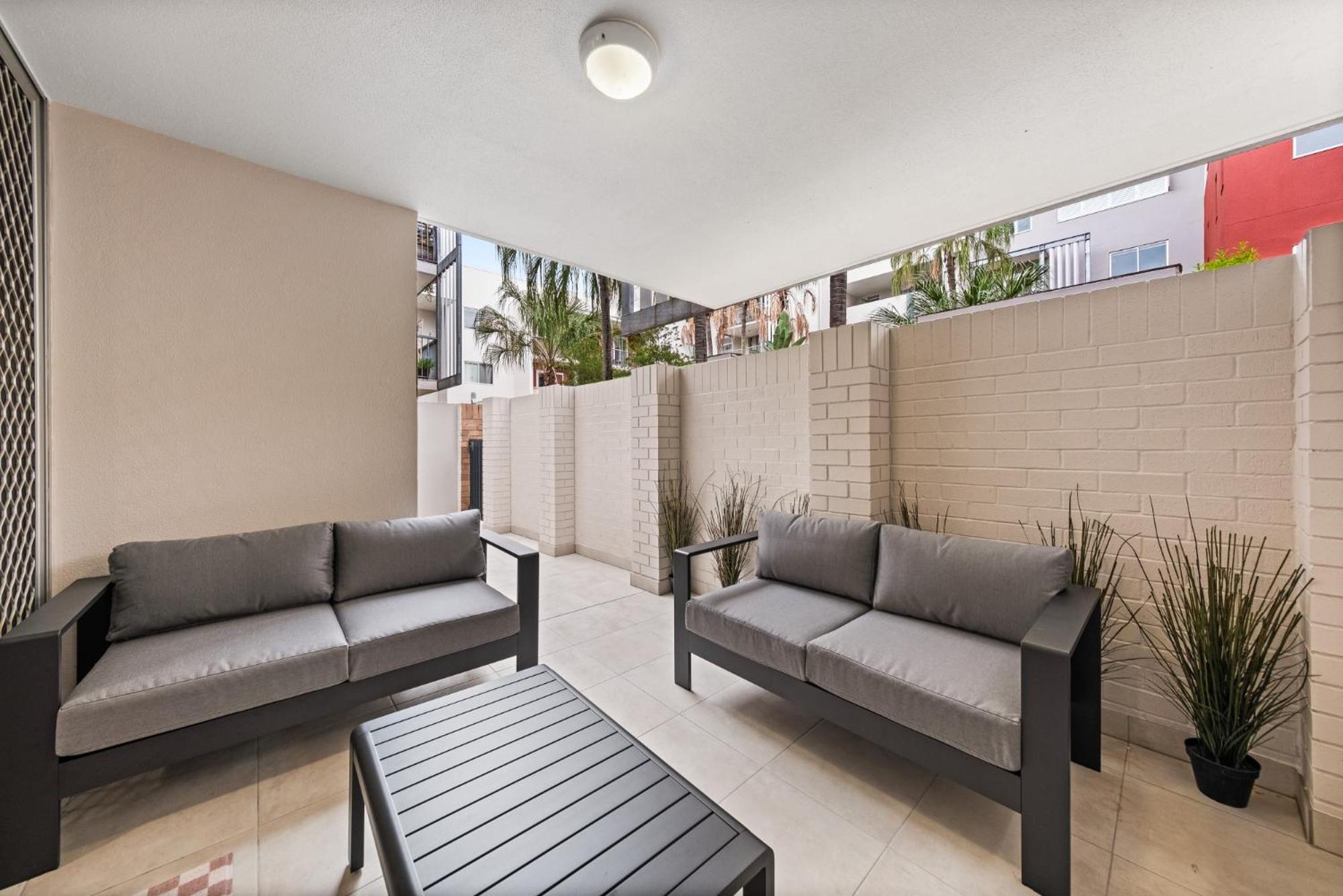 Vibrant 2-bed With Pool And Gym Access Apartment *