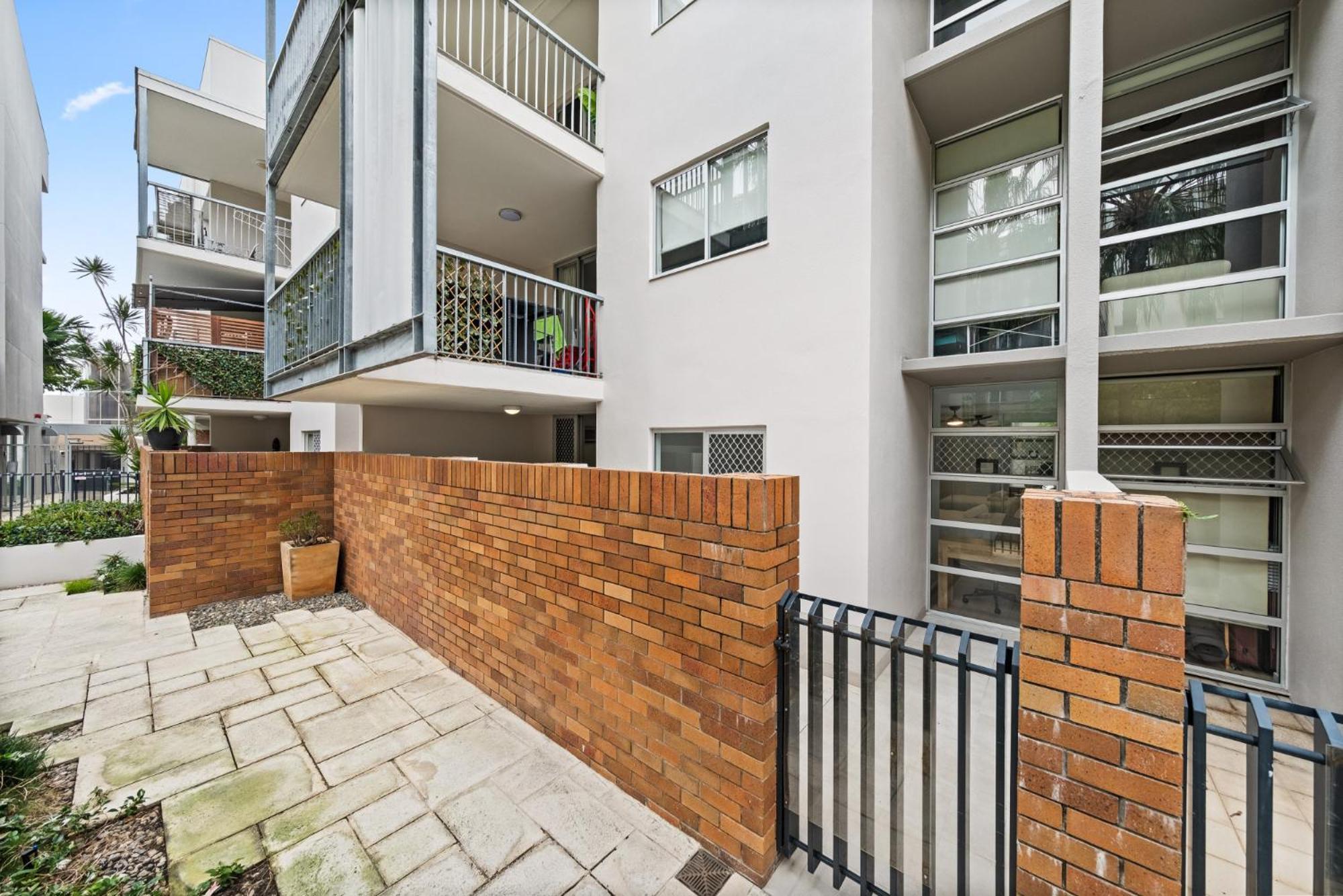 Vibrant 2-bed With Pool And Gym Access