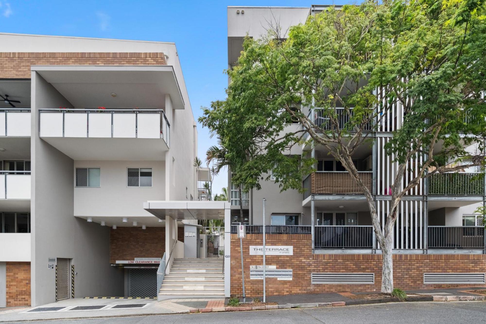 Vibrant 2-bed With Pool And Gym Access *