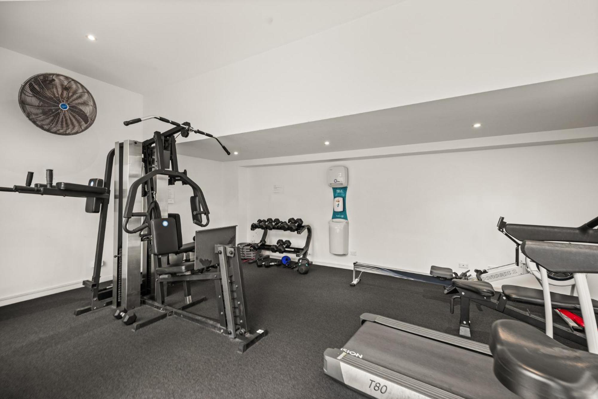 Apartment Vibrant 2-bed With Pool And Gym Access *