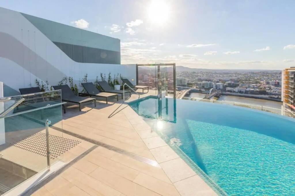 Apartment Modern Style River View 2 Bedroom With Parking