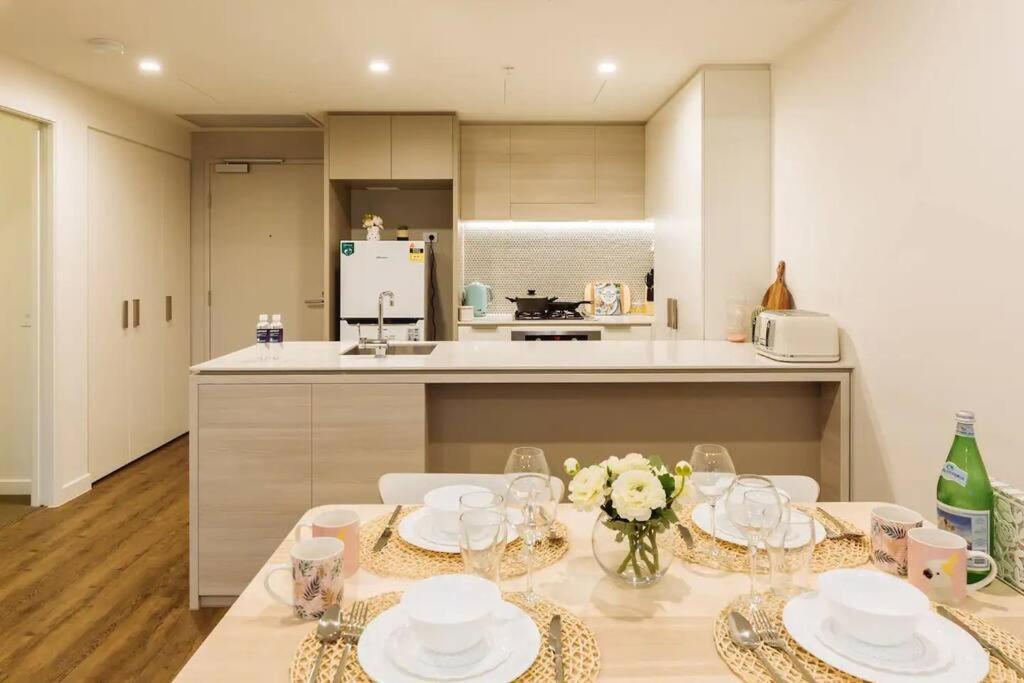 Modern Style River View 2 Bedroom With Parking Apartment Brisbane