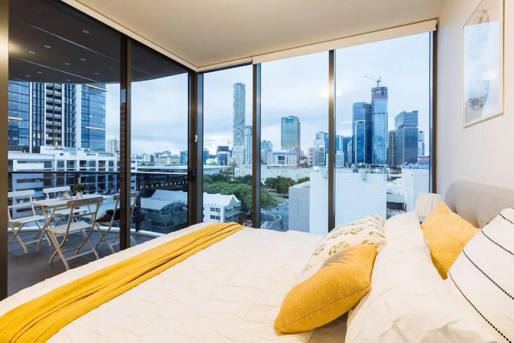 Modern Style River View 2 Bedroom With Parking * Brisbane
