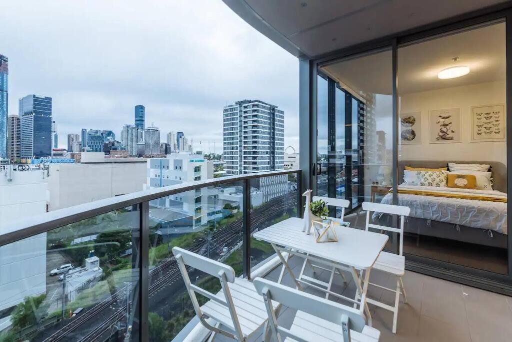 Apartment Modern Style River View 2 Bedroom With Parking