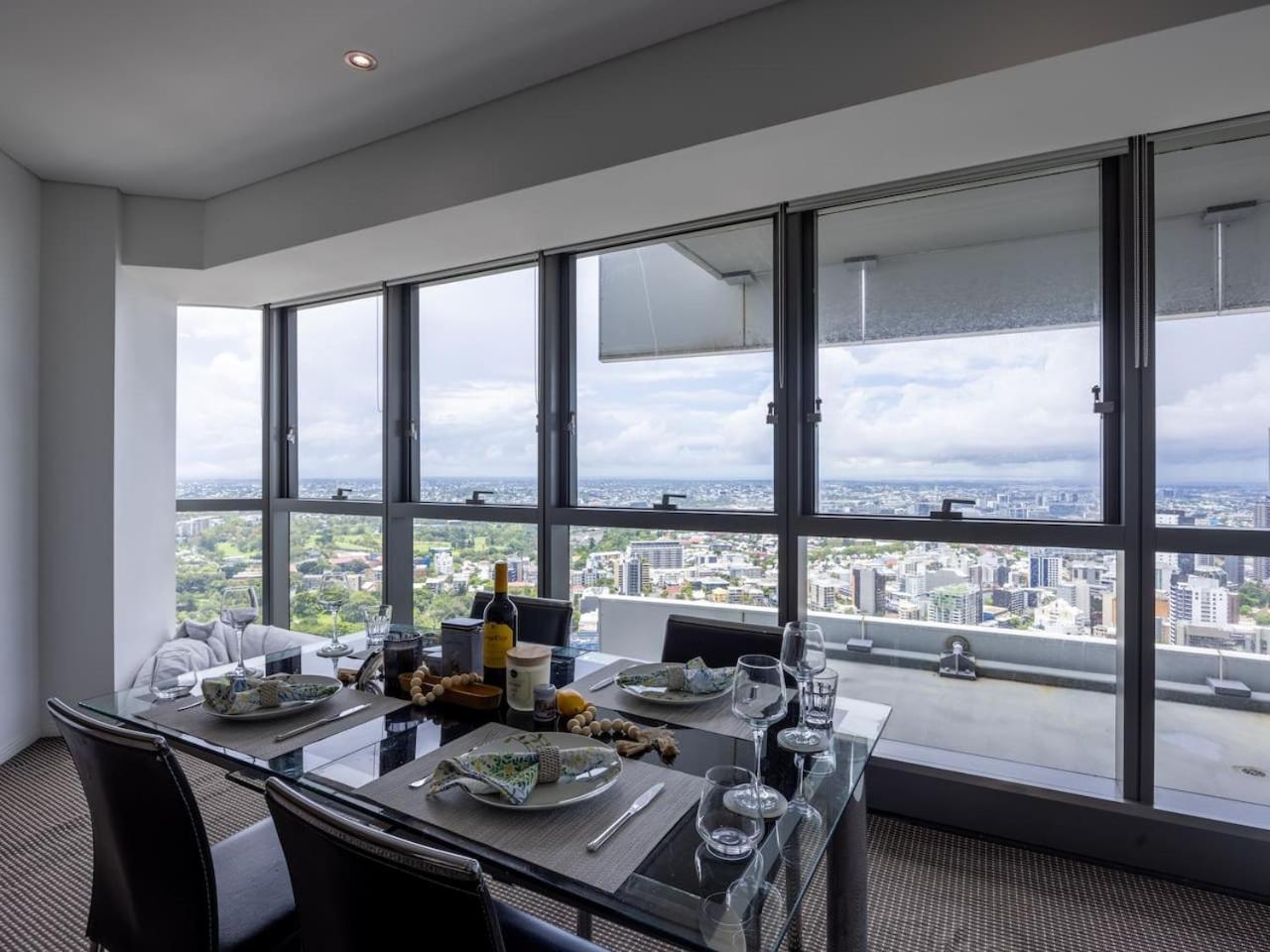 Stunning 2br Lights View Near Parks And Riverside