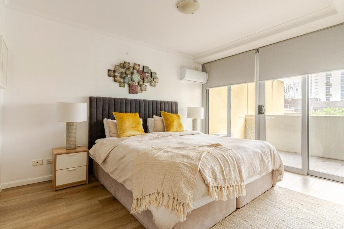 Apartment Artist Retreat With Huge Entertaining Balcony *