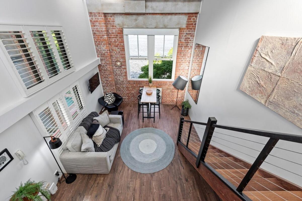 Luxury Water Views - 2bed-2bath-1car-pool