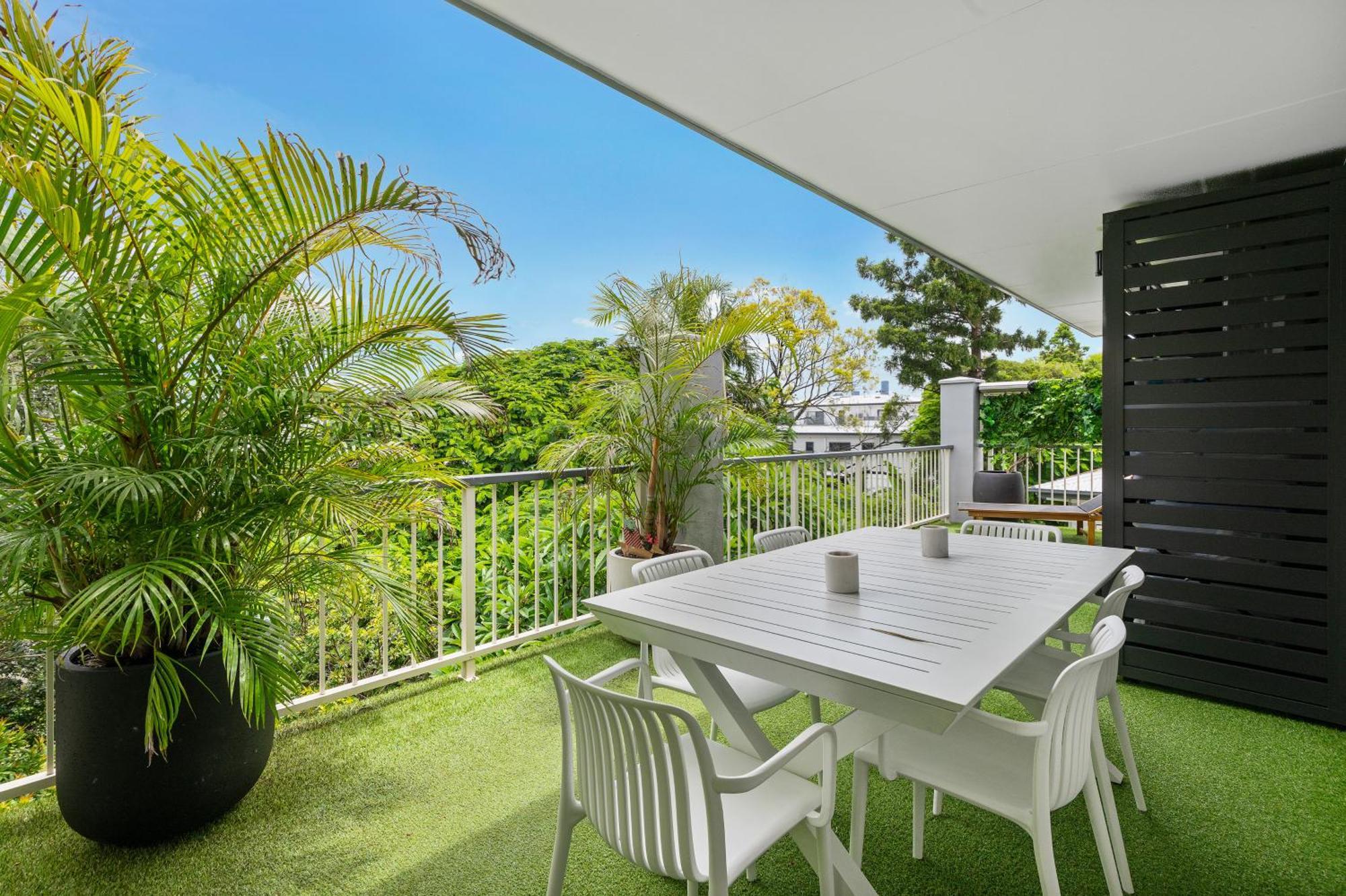 Spacious 3bdroom Entertaining Unit Close To City, Cafes And Shops *