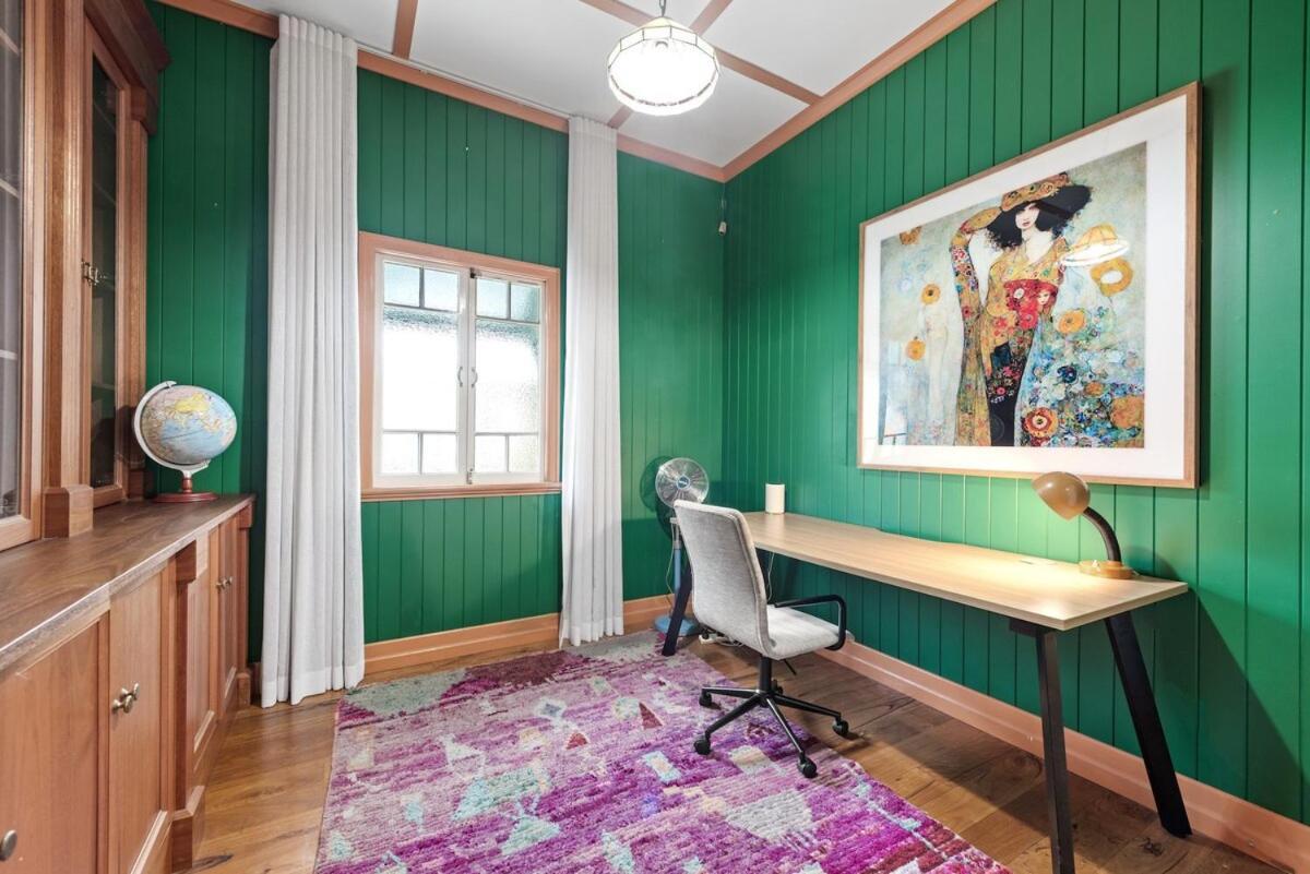 Holiday home A Colourful Life 4bed-2bath-1car - Queenslander *