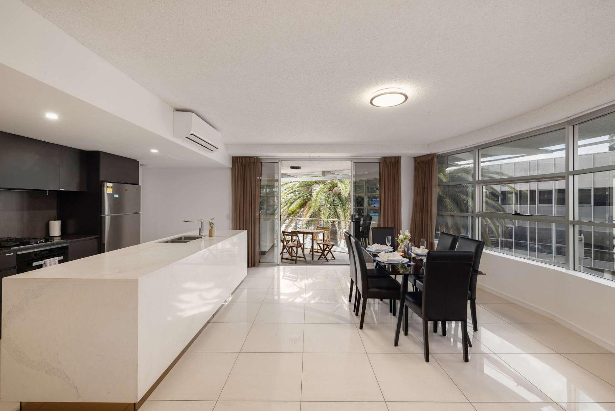 Apartment Newly Renovated 3br 2 Parking Spaces Pool Gym Views Walk To Shops
