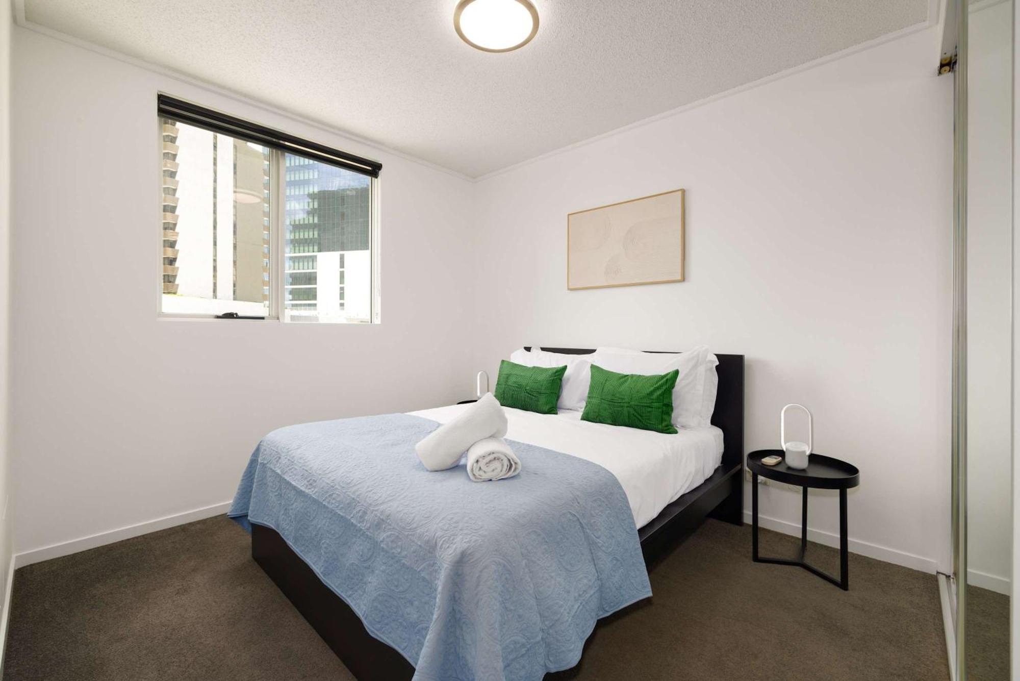 Newly Renovated 3br 2 Parking Spaces Pool Gym Views Walk To Shops *
