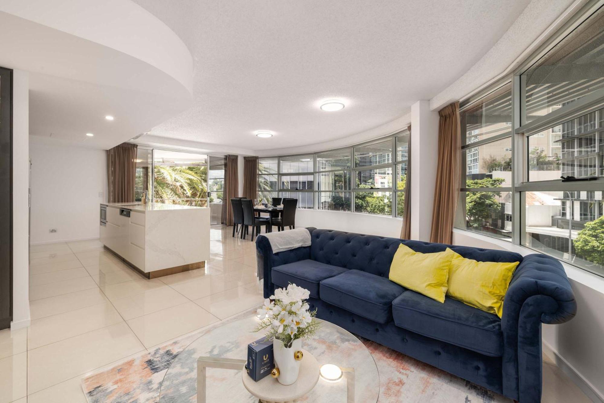 Newly Renovated 3br 2 Parking Spaces Pool Gym Views Walk To Shops Brisbane