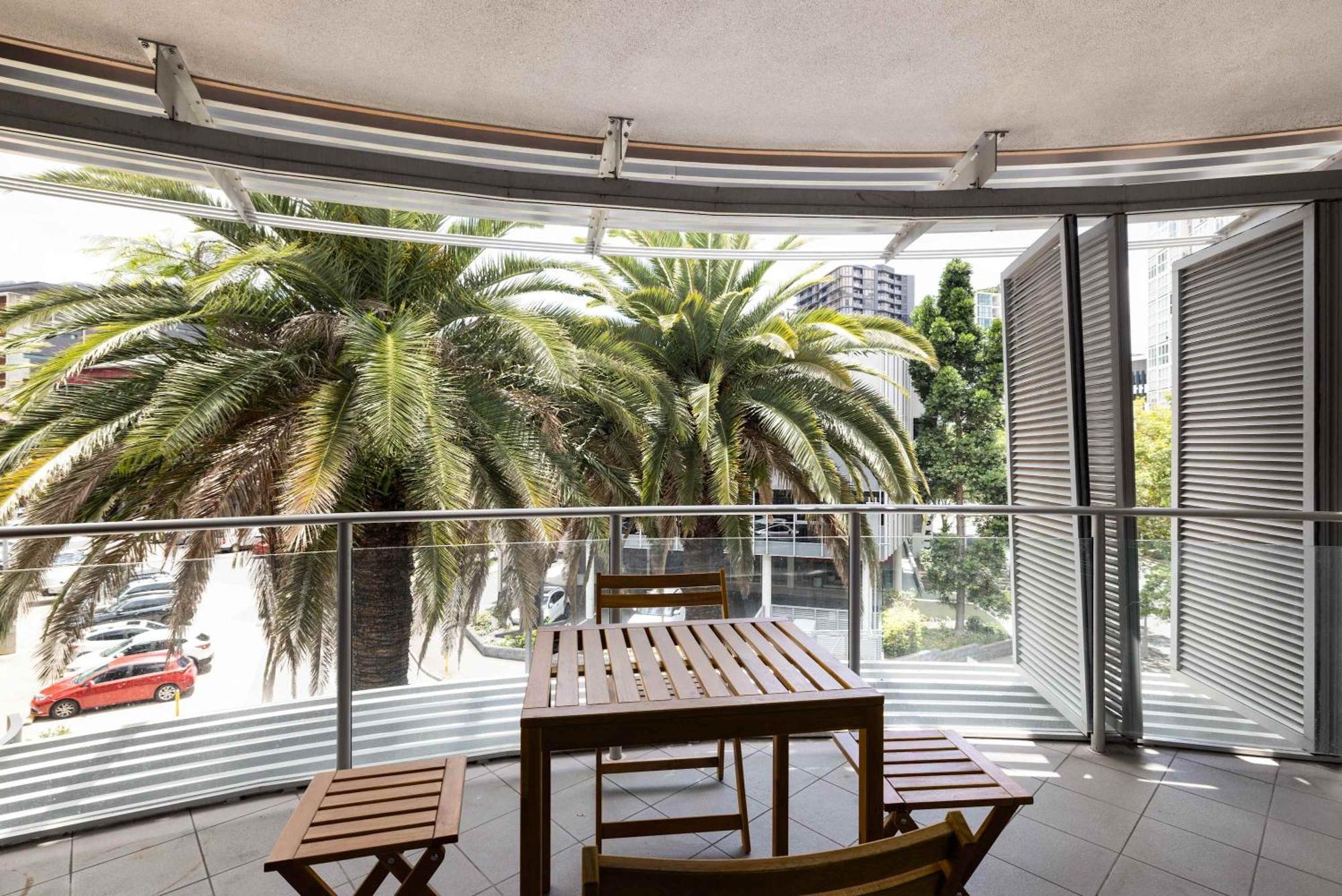 Apartment Newly Renovated 3br 2 Parking Spaces Pool Gym Views Walk To Shops