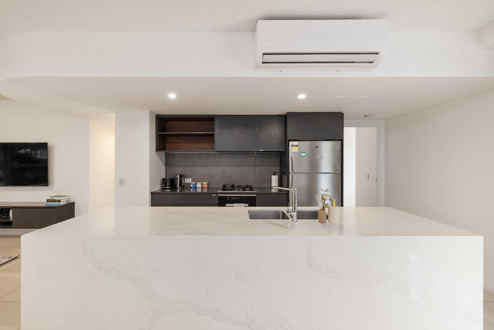Newly Renovated 3br 2 Parking Spaces Pool Gym Views Walk To Shops * Brisbane