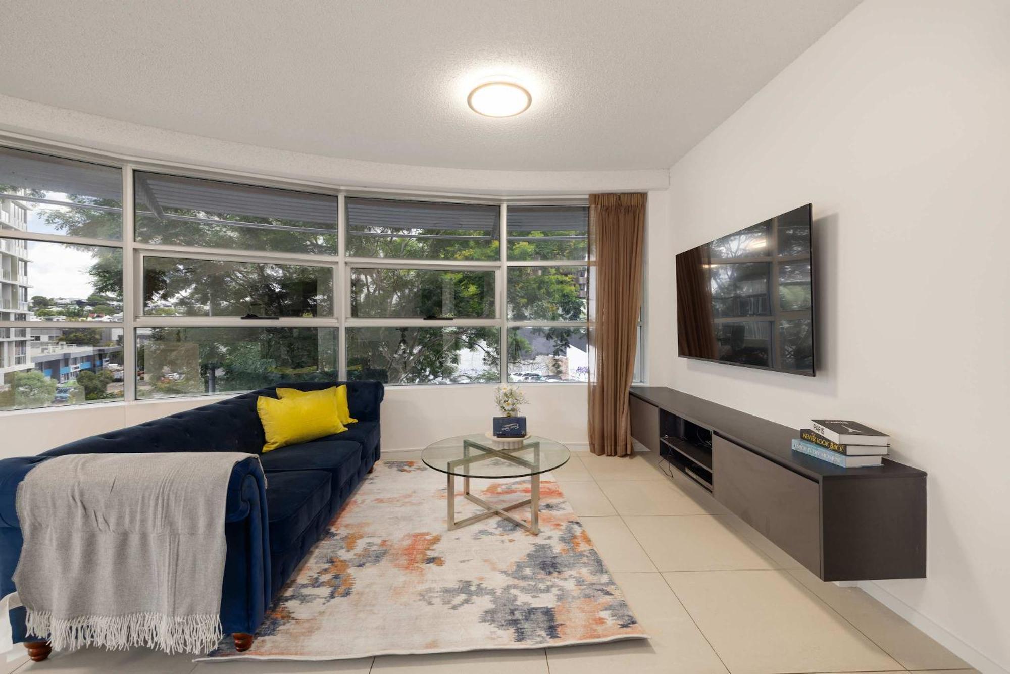 Newly Renovated 3br 2 Parking Spaces Pool Gym Views Walk To Shops Apartment