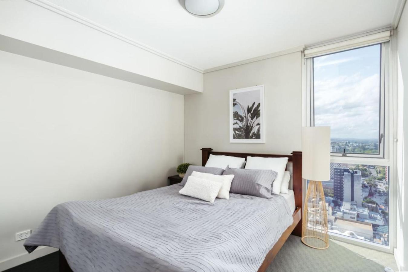 Great Value Cbd 2 Beds Free Carpark Pool And Gym *
