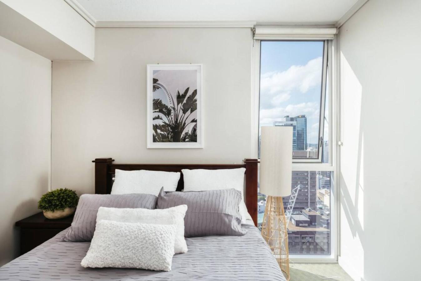 Great Value Cbd 2 Beds Free Carpark Pool And Gym
