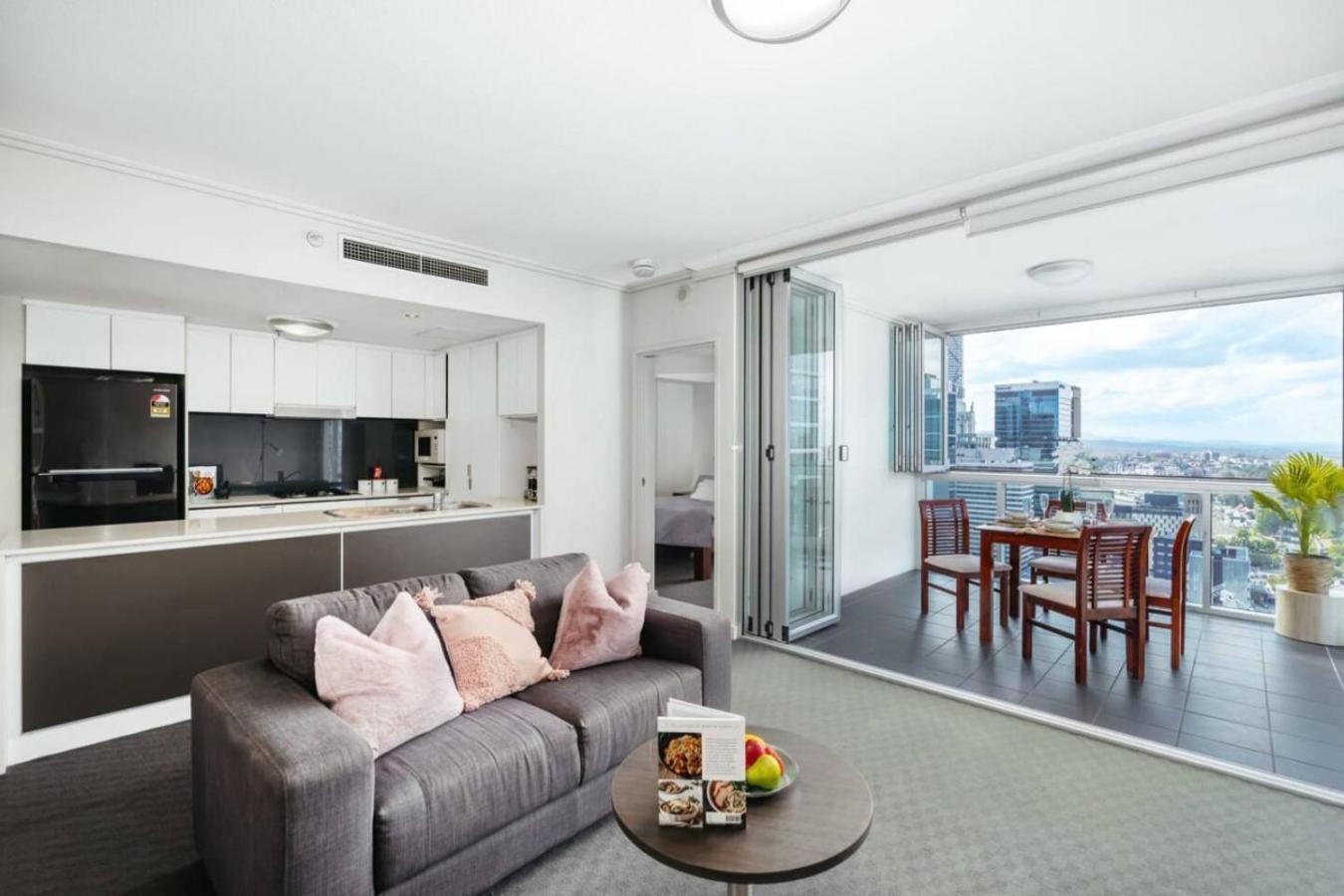 Great Value Cbd 2 Beds Free Carpark Pool And Gym * Brisbane