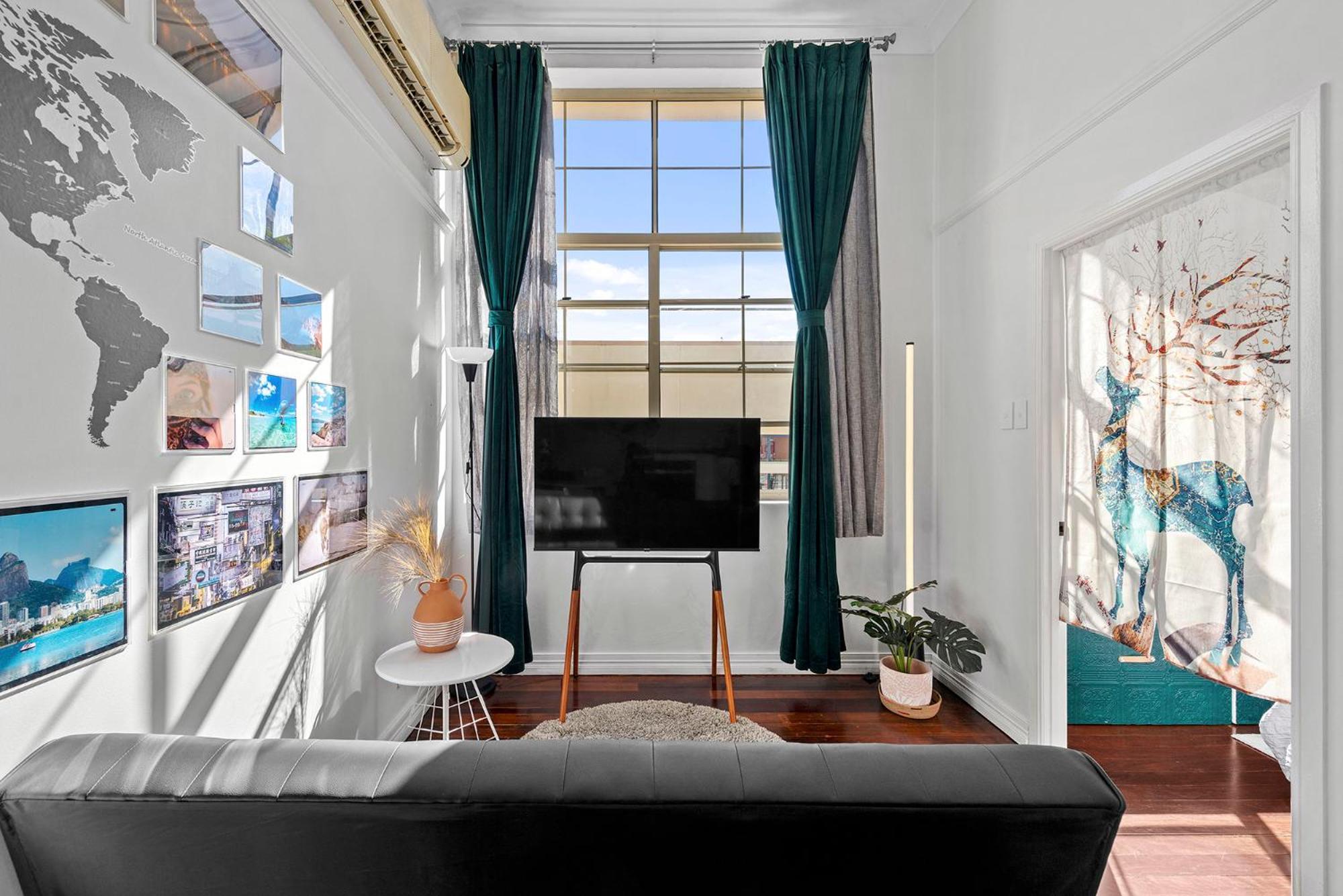 High Ceiling 1 Bedroom In The Apartment *