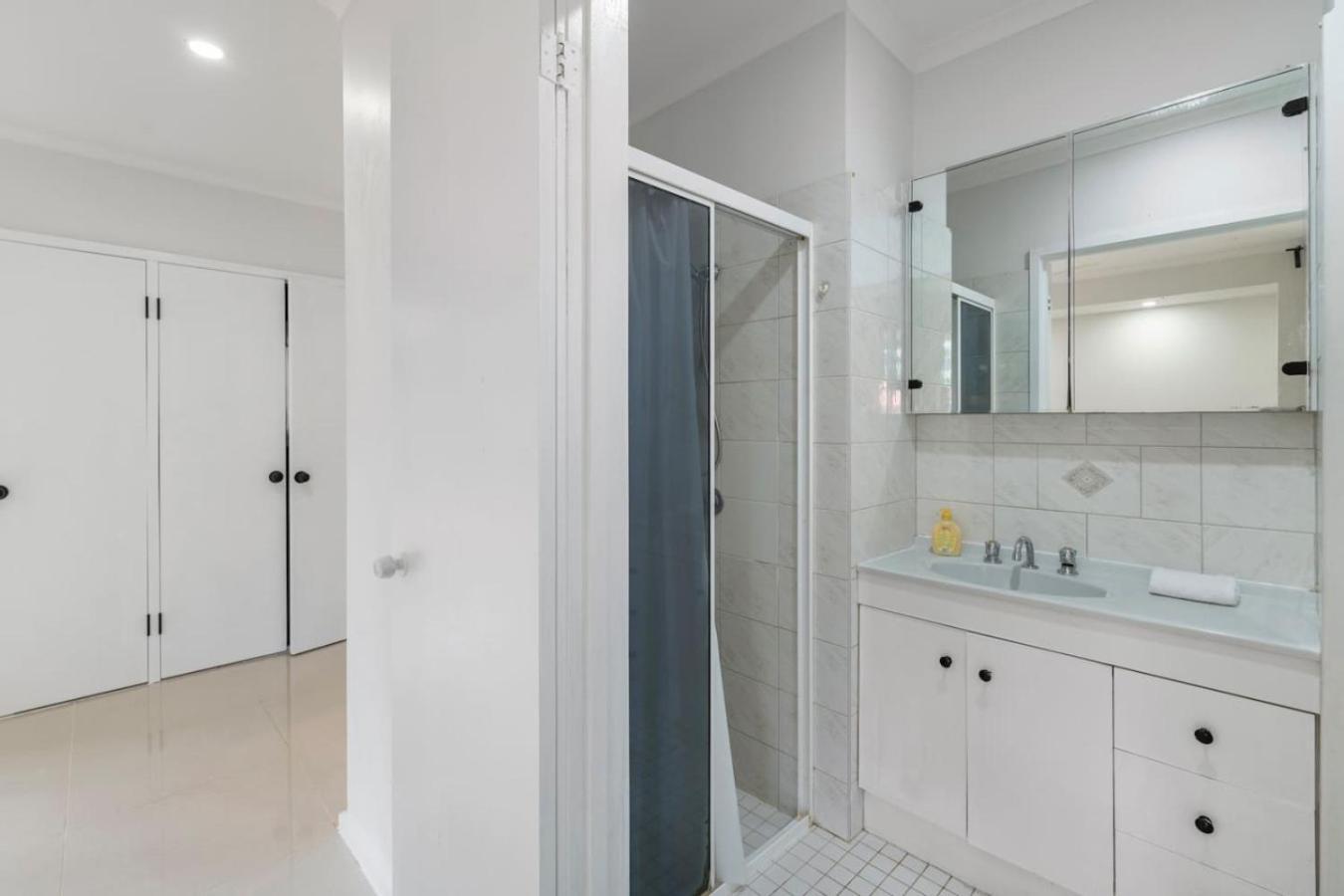 Budget 1bed Near Malls And Transit *