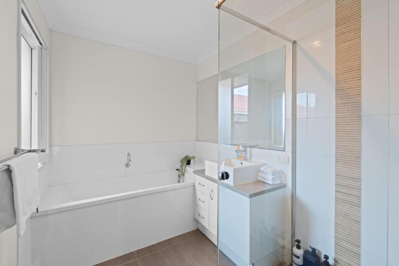 Charming 4bedroom Near Train Station And Beaches *