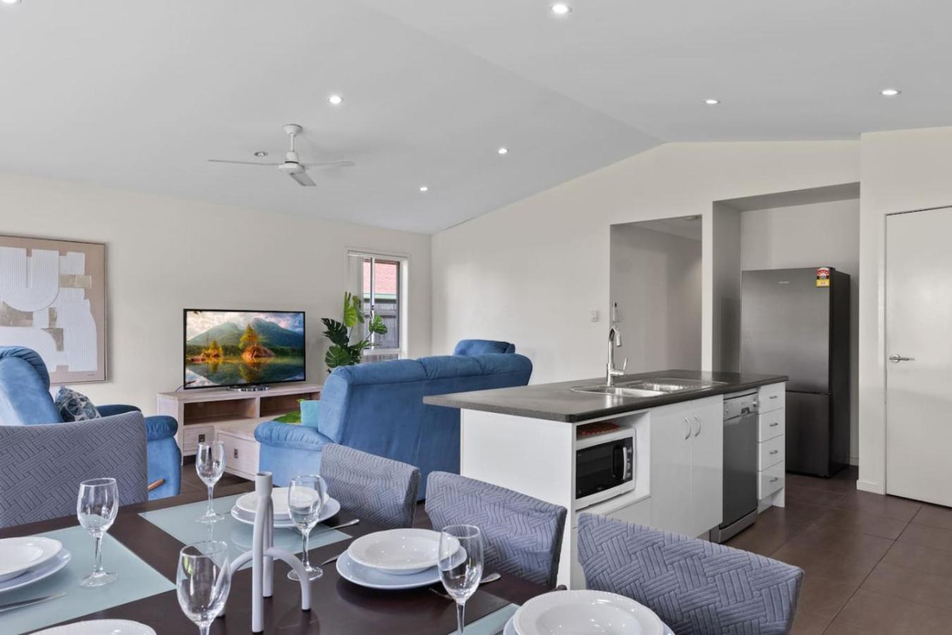 Charming 4bedroom Near Train Station And Beaches Holiday home Brisbane